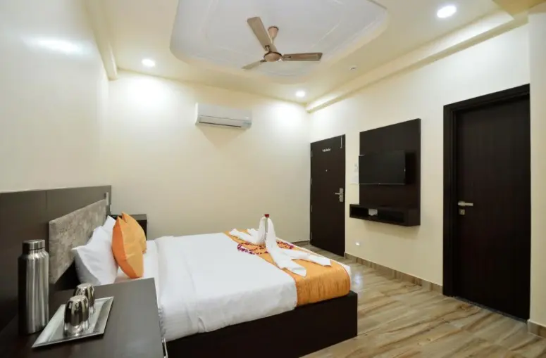 Hotel Kapish - Deluxe Double Room Image 2